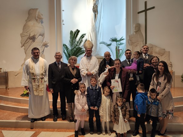 Radost primanja novokrštenika u veliku obitelj Crkve - biskup Mrzljak krstio 5. dijete u obitelji Markić